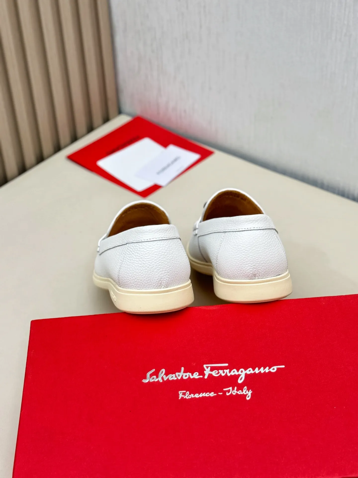 [Ferragamo] P: 580💰 Number of yards: 38~44 (45 orders are non-returnable) Ferragam's new men's driving shoes, the fabric is made of imported cowhide, with visible texture, heavy industrial stitching, dyed calfskin inside, standard logo cowhide feet, big-name experience, soft and comfortable on the feet, a men's favorite, special non-slip and wear-resistant rubber soles, easy to handle various occasions, with original box packaging!